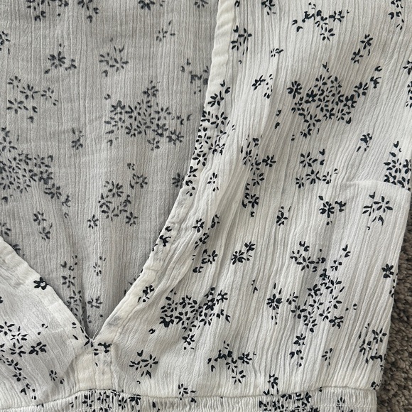 Abercrombie & Fitch White and Black Patterned Blouse - Picture 3 of 4